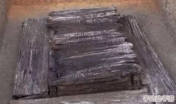 震惊！秀英和泥瓦工在破庙里意外发现古代宝藏，引发考古界轰动！