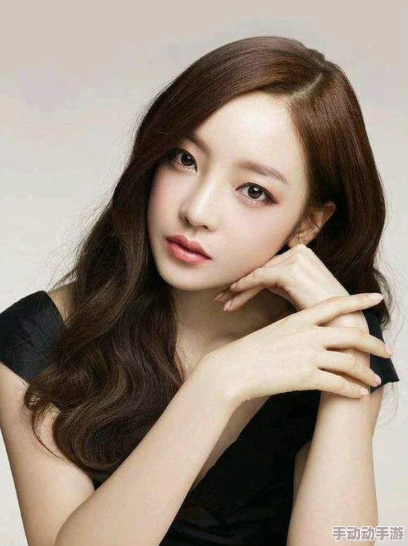 扒开胡桃 狂揉 难受，某明星被曝与神秘人深夜密会，网友纷纷猜测恋情真相引发热议！