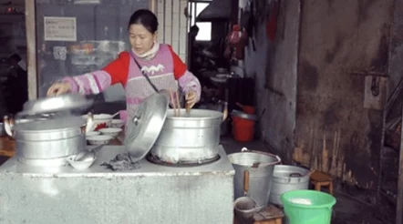 缅北轮流磨豆浆：小村庄里的豆浆生产竟然成为当地居民的致富新模式！