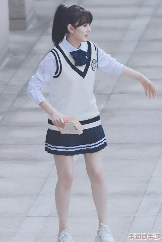 震惊！脱jk裙的美女露小内内无遮挡，网友热议：这究竟是时尚还是失态？