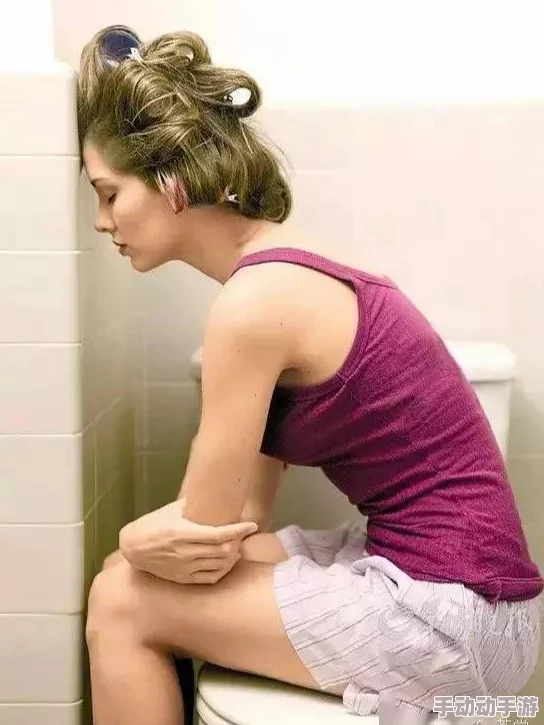 震惊！美女尿口无遮挡让男人桶视频引发热议，网友纷纷讨论背后的社会问题与道德底线！