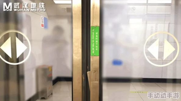 地铁逃生中：黄门与白门的优劣对比，哪个更适合紧急避险？