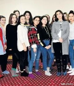 女生啊~你tm别舔了，网友纷纷表示这种行为太不雅，应该注意形象和公共场合的礼仪