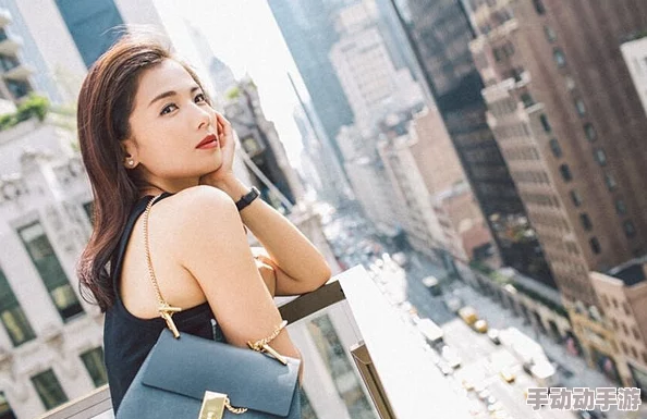 周妍希裸体惊现街头，网友疯狂围观，社交媒体瞬间炸锅引发热议！