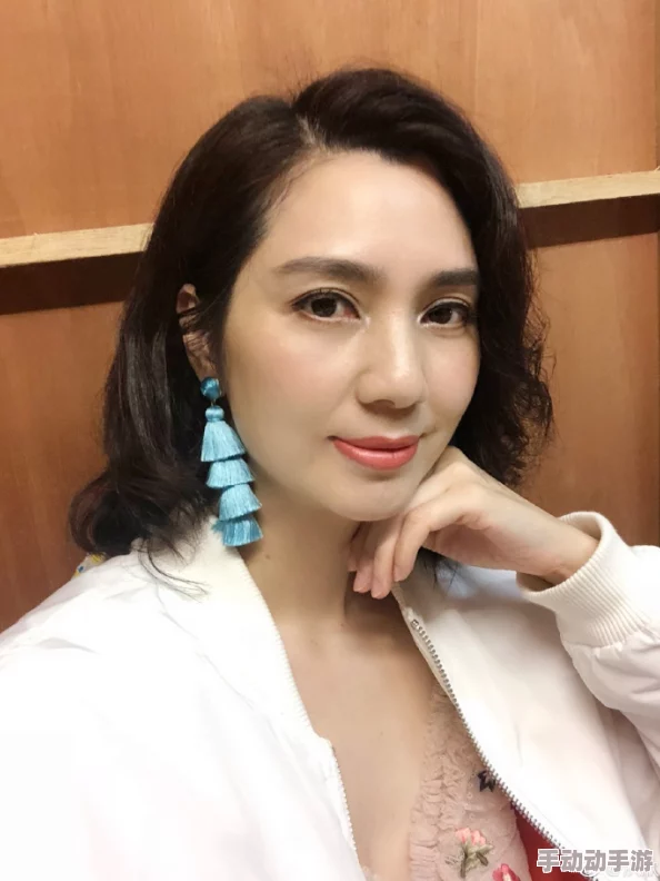 周妍希裸体惊现街头，网友疯狂围观，社交媒体瞬间炸锅引发热议！