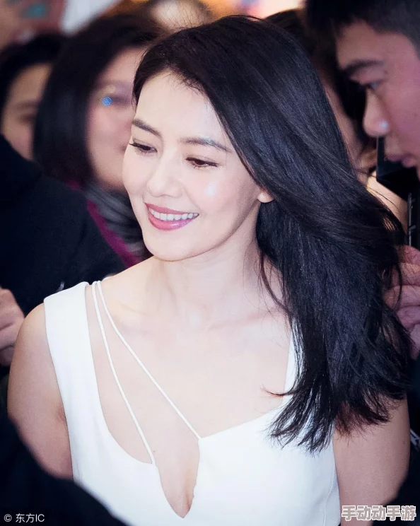 震惊!美女亲吻边脱内衣内裤,现场气氛火热引发围观,网友纷纷评论热烈反响! 震惊!美女亲吻边脱内衣内裤,现场气氛火热引发围观,网友纷纷评论热烈反响!