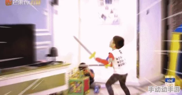 女人被男人狂躁的视频引发社会热议，目击者称现场情景令人毛骨悚然，呼吁加强对女性的保护与关注！