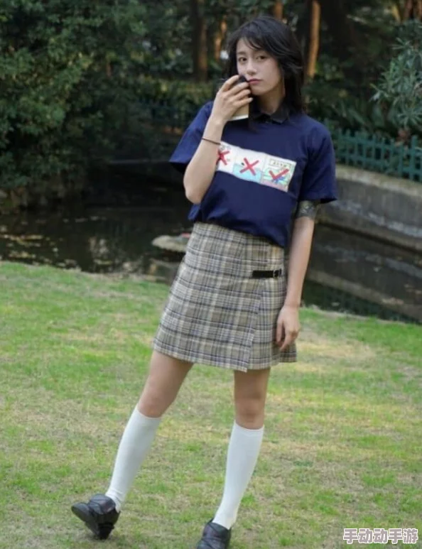 白丝美女惊现街头，瞬间引发围观，网友热议其神秘身份与惊艳造型！