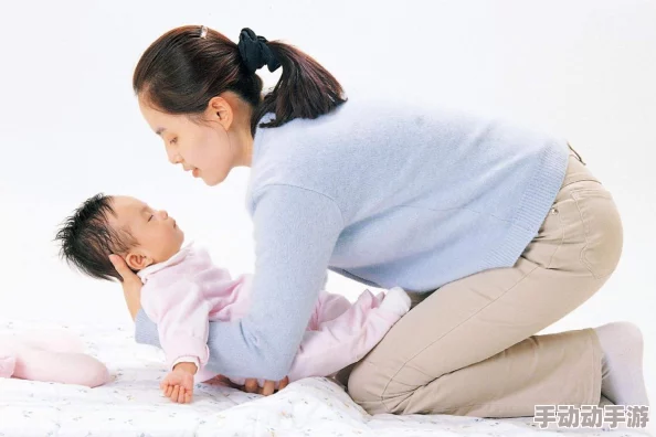 年轻夫妻把小孩哄睡后开监控，查看孩子入睡后的表现与家庭氛围，记录温馨时刻和育儿经验