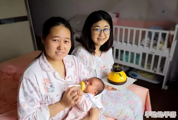 年轻夫妻把小孩哄睡后开监控，查看孩子入睡后的表现与家庭氛围，记录温馨时刻和育儿经验