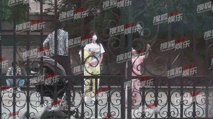 男人扒开添女人下身免费视频引发热议,网友热评:这背后隐藏着怎样的社会现象与性别关系? 男人扒开添女人下身免费视频引发热议,网友热评:这背后隐藏着怎样的社会现象与性别关系?