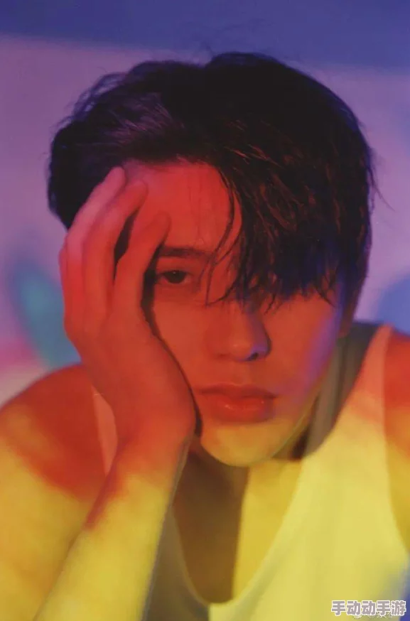 坤坤插入桃子：这是一则关于明星坤坤与水果桃子之间趣味互动的故事，展现了其幽默风格和生活中的轻松一面