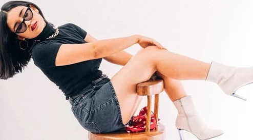 美女主动张腿让男人桶，背后隐藏的情感故事与社会现象引发热议，网友纷纷发表看法！