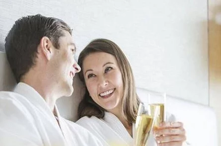 性欧美老少配videoshd：探讨跨代恋情的社会接受度与文化影响，揭示当代年轻人与年长者之间的情感纽带