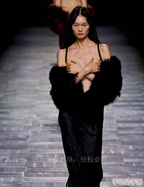女丝不挂的正面裸，社交媒体热议新一季时尚秀引发争议，模特们大胆展现自我，挑战传统审美观念