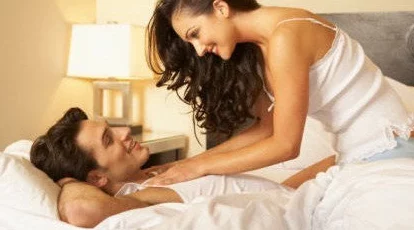 吃奶男女在床上玩刺激作用：性行为对亲密关系的影响与心理满足感的研究分析