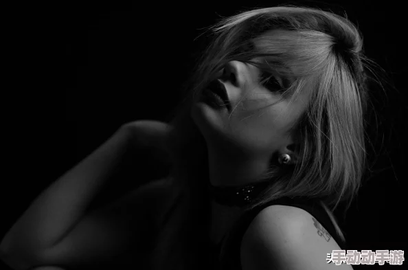 美女露出胸让男人亲，社交媒体热议：这背后隐藏着怎样的情感与社会现象？