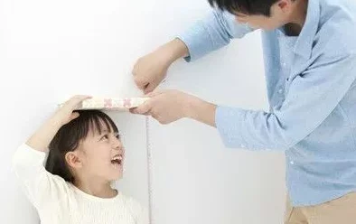 一个小孩子和妈妈萝卜(黄)被曝光：内幕揭秘，背后真相令人震惊！