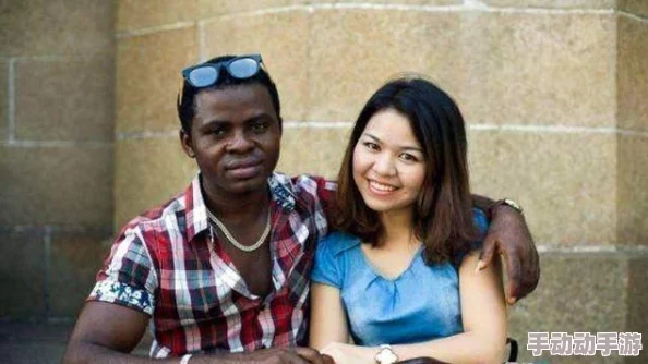 抱着娇妻让粗黑人人玩3p，网友热议：夫妻关系的开放与挑战，引发社会对性观念的深思