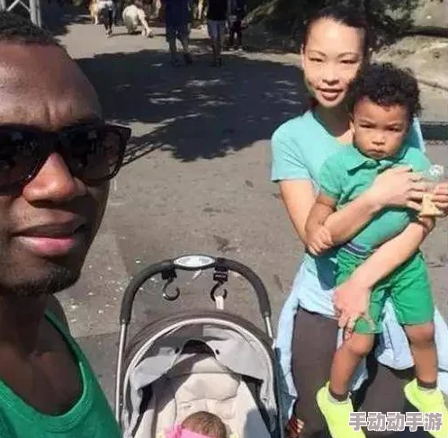 抱着娇妻让粗黑人人玩3p，网友热议：夫妻关系的开放与挑战，引发社会对性观念的深思