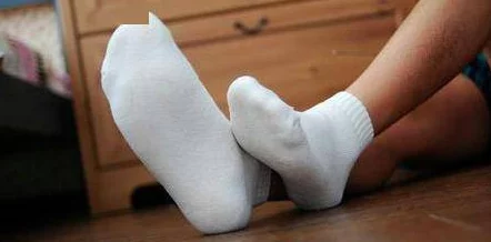 体育生白色袜子-自-慰：探讨在运动与个人情感之间，如何通过特定物品引发的心理反应和行为表现