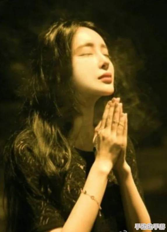 姬小满张嘴流眼泪图：展现了她在特定情境下的情感表达，传递出深刻的内心感受与故事