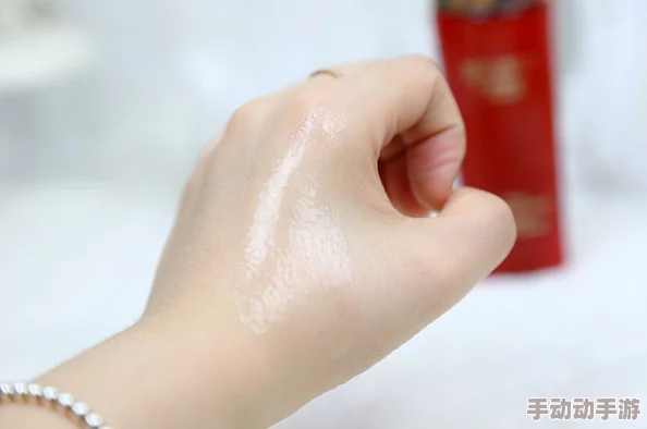 姬小满和云缨开襟乳液狂飙，首度揭晓神秘成分，使用后肌肤竟如婴儿般细腻光滑！