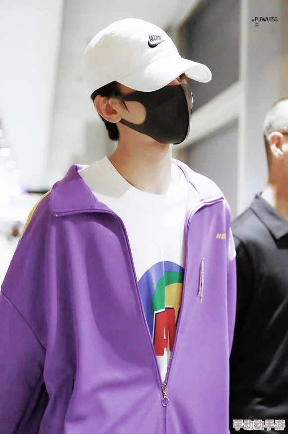 jk开襟做双人运动，网友评论：这款运动服真是太好看了，颜色和设计都很赞，穿上后运动起来特别舒适！