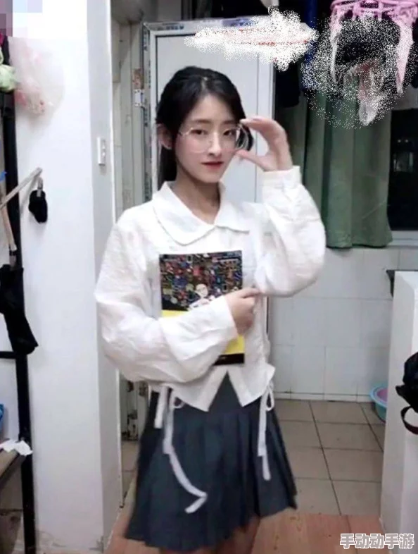 jk开襟做双人运动，网友评论：这款运动服真是太好看了，颜色和设计都很赞，穿上后运动起来特别舒适！