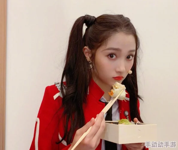 吃瓜最新反差婊：揭示那些在社交媒体上表现得无辜，实际上却暗藏心机的女性角色，引发网友热议与讨论