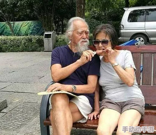 国产河南老头多毛Gay老年男，被曝与明星同台演出引猜测是否有特殊关系