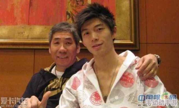 国产河南老头多毛Gay老年男，被曝与明星同台演出引猜测是否有特殊关系