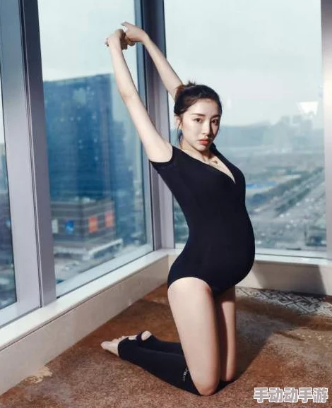 操丰满女人：近日，社交媒体上热议一位模特因其独特身材引发的争议，网友们对美的标准展开激烈讨论