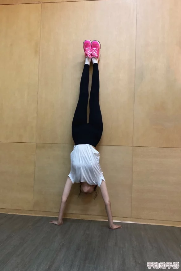 操丰满女人：近日，社交媒体上热议一位模特因其独特身材引发的争议，网友们对美的标准展开激烈讨论