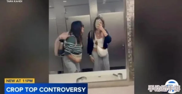 美女脱光衣服让男人捅，社交媒体热议：这背后隐藏着怎样的社会现象与心理动机？