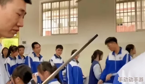 校花被老师当众撅屁股打，引发校园暴力讨论，家长和学生纷纷表达不满与担忧，教育界呼吁加强师德建设