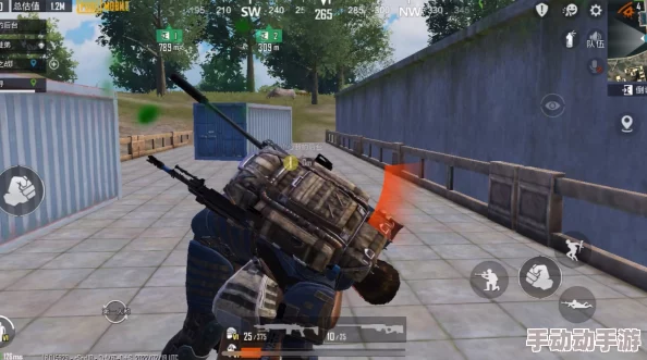 地铁逃生游戏中：喷子与榴弹枪哪个更胜一筹，实战对比分析