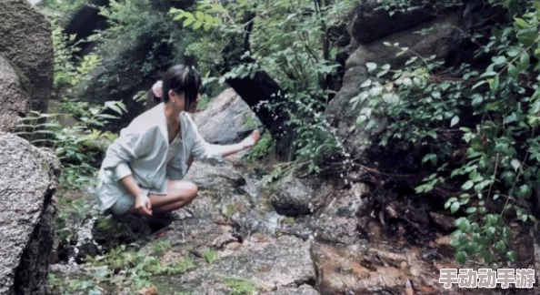 两峰夹小溪地湿又无泥诗：传闻某位知名诗人灵感来源于隐秘山谷，竟与神秘女子共游其间！