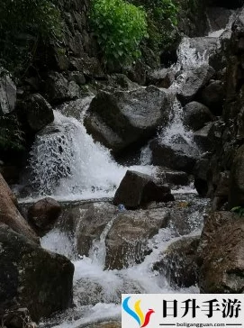 两峰夹小溪地湿又无泥诗：传闻某位知名诗人灵感来源于隐秘山谷，竟与神秘女子共游其间！