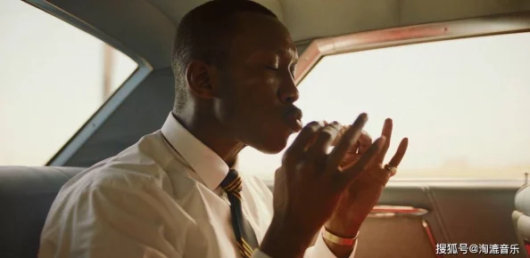 欧美黑人又粗又长，社交媒体热议其在时尚界的影响力与文化认同，引发多方讨论与关注