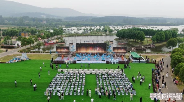 一小孩和妈妈摘萝卜：在温暖的阳光下，母子俩一起走进田野，体验收获的乐趣，共同享受亲子时光