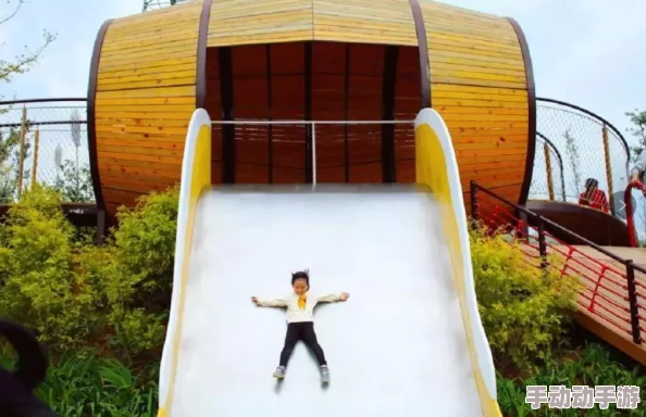 一小孩和妈妈摘萝卜：在温暖的阳光下，母子俩一起走进田野，体验收获的乐趣，共同享受亲子时光