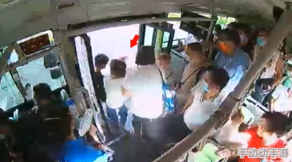 在公交车上被c到高c，乘客惊呼：居然发生了这样的事情，现场气氛瞬间紧张不已！