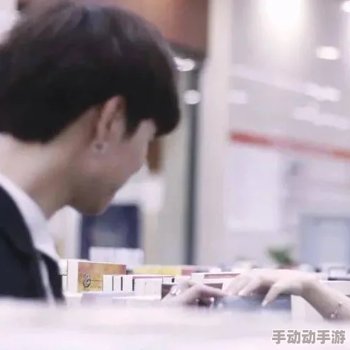 一女多男高h：当代年轻人对爱情与性关系的开放态度引发热议，社会观念正在悄然变化