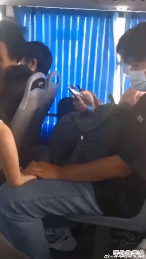 公交车上～嗯啊被高潮男男，乘客目击后惊恐逃离，现场一片混乱引发众人围观！