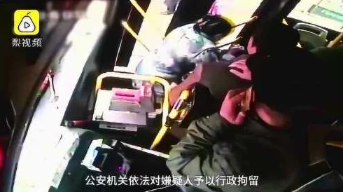 公交车上～嗯啊被高潮男男，乘客目击后惊恐逃离，现场一片混乱引发众人围观！