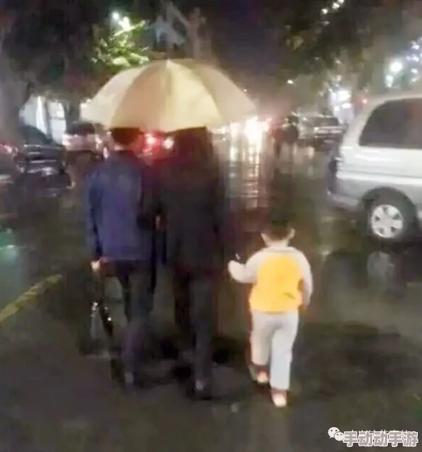 老太婆BBBBB撒尿引发围观，网友热议其背后故事与社会现象，感叹生活中的无奈与幽默