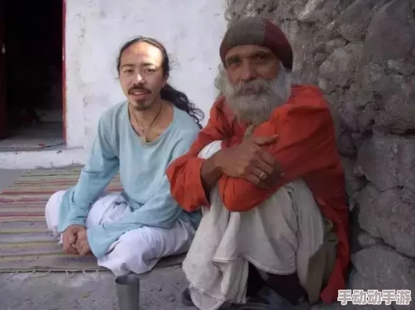 老太婆BBBBB撒尿引发围观，网友热议其背后故事与社会现象，感叹生活中的无奈与幽默