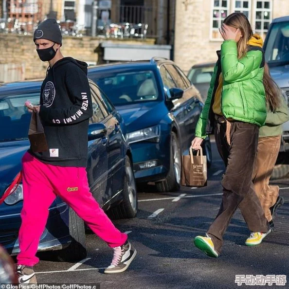 桃红色世界jeep主打进口，推出全新限量版车型，展现独特魅力与卓越性能，引领时尚潮流新风尚