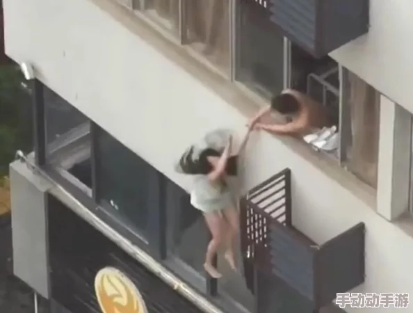 脱了内裤在阳台趴着被c，网友热议：这是无意还是故意？背后故事引发关注与讨论！